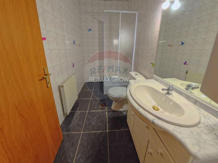 Spațiu 18 mp etaj 3, str Piata Revolutiei - 2