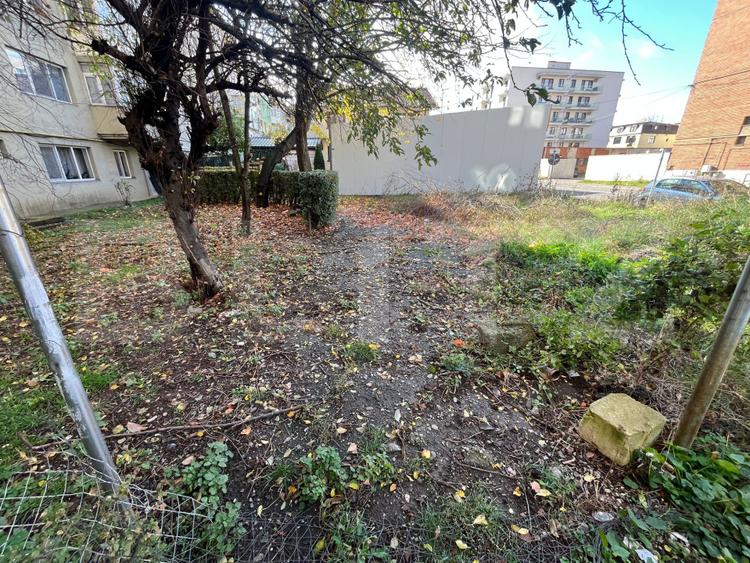 Teren intravilan 375 mp cu hală – deschidere 25 m la drum, zonă comercială
