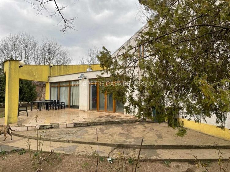 Casa de vanzare la 5 min de Centru cu trei nivele (D+P+1) si teren de 4300mp - 4