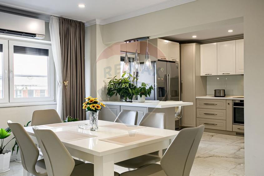 Apartament spectaculos de vanzare:  4 camere, 2 băi, zona Vlaicu - 5