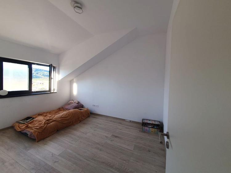 Apartament intabulat, 2 camere decomandate, bloc tip vilă, Sânpetru