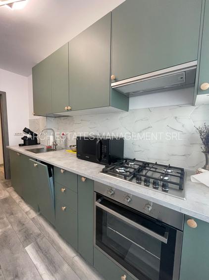 Piata Romana, Coloane, Metrou - 9