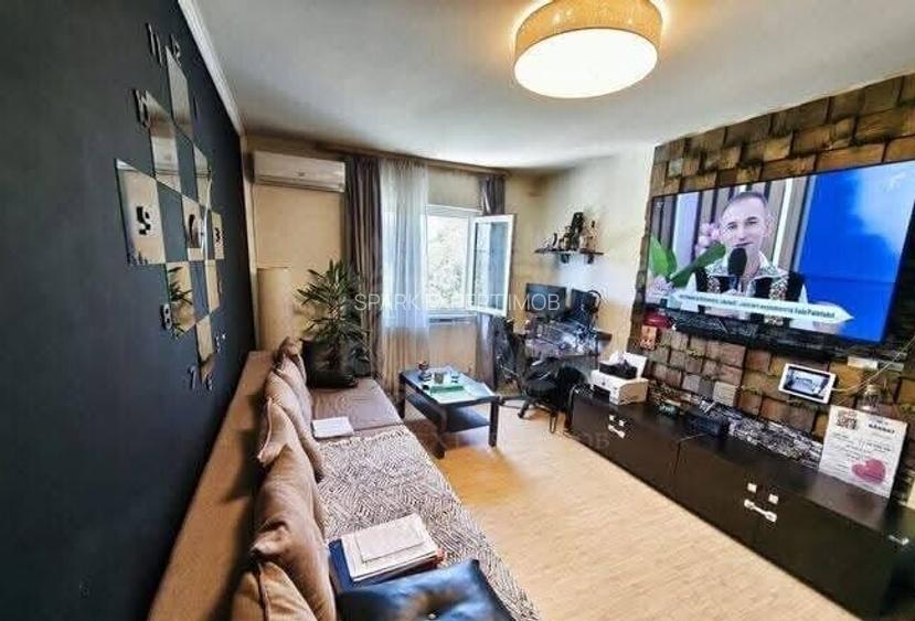 //3 CAMERE//REPUBLICII NORD// - 2