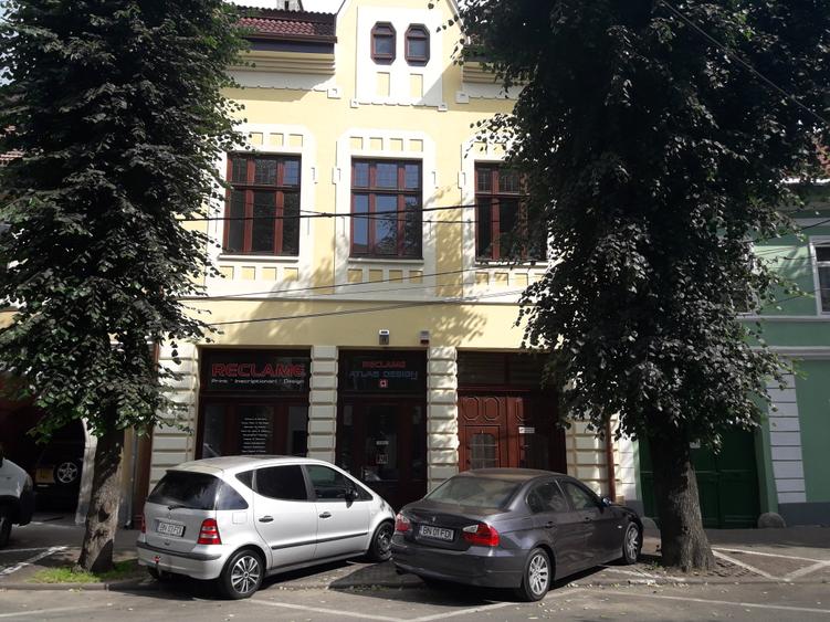 Ofer spre inchiriere 4 sau mai multe incaperi la etajul 1 in zona ultracentrala