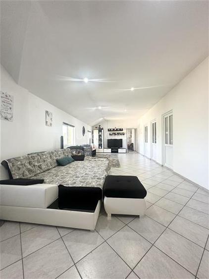 Casa cu Potential Multiplu, Pretabila Pentru Doua Familii sau Business, Chiar la - 19