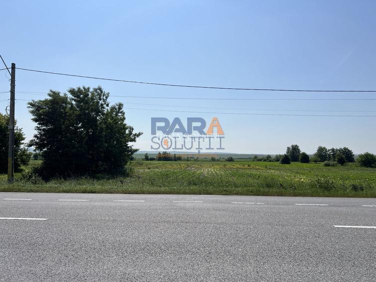 Teren 9969 mp, situat la E85, între două intrări pe autostrada A7 - 2