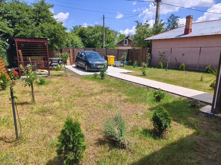 Casă individuală de vânzare – Construcție nouă (2025), curte generoasă.