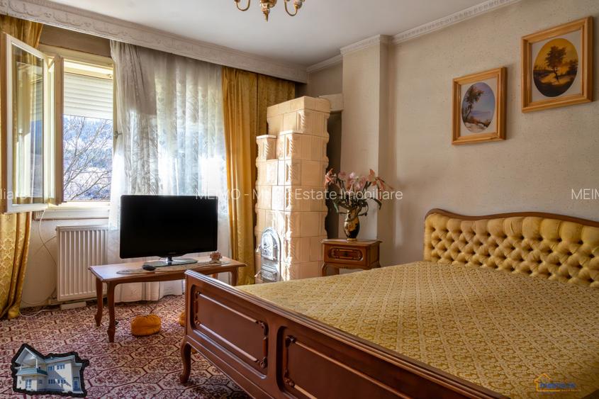 Casă cu etaj în Agăș, eleganță clasică și mobilă sculptată manual în lemn masiv - 12