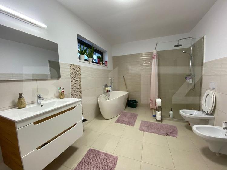 Casa de vacanta cu priveliste catre lac, 213 mp utili, 3500 mp teren cu livada