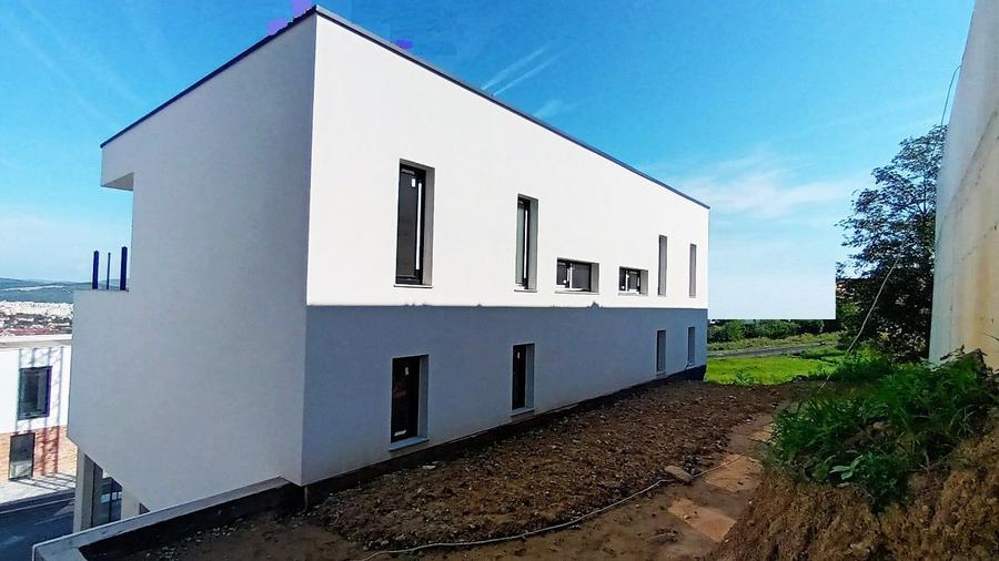 Casa noua ultra moderna, in Europa, strada linistita, cu panorama !