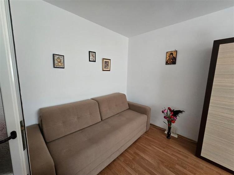 Apartament 3 camere  de vanzare  Tg Cucu - Podul de Fier,