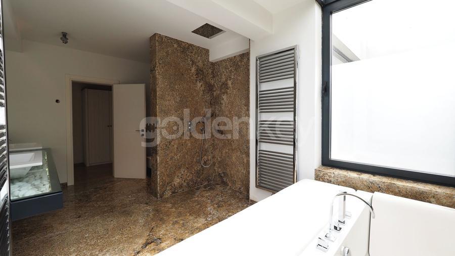 Vila minimalista pe o strada selecta si linistita