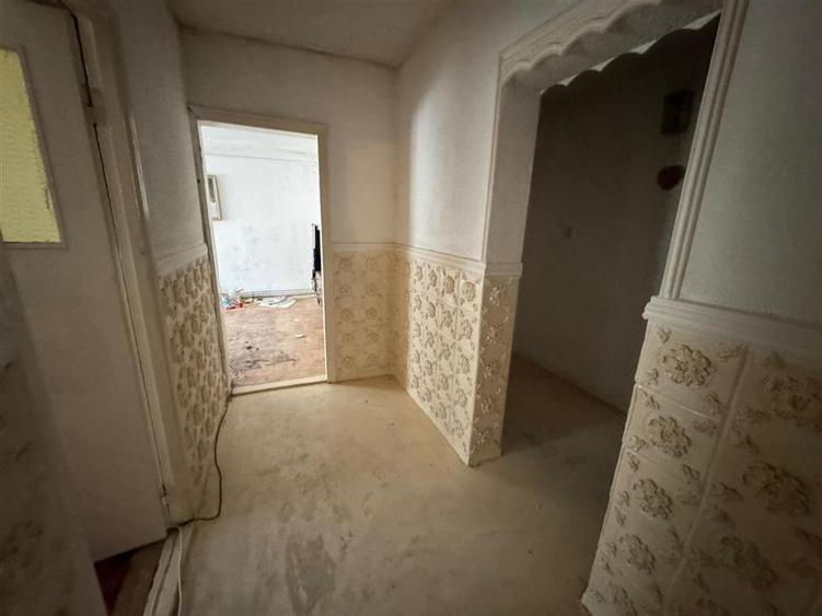 Apartament 3 camere, 70mp, etaj 4/4 cu acoperis, zona Casa de Cultura