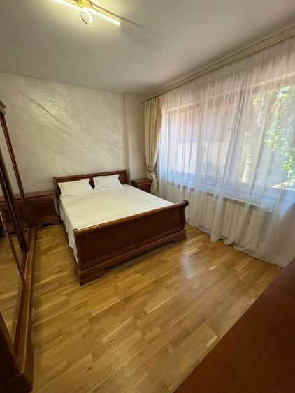 De închiriat apartament 3 camere 80 mp + curte privata 50 mp