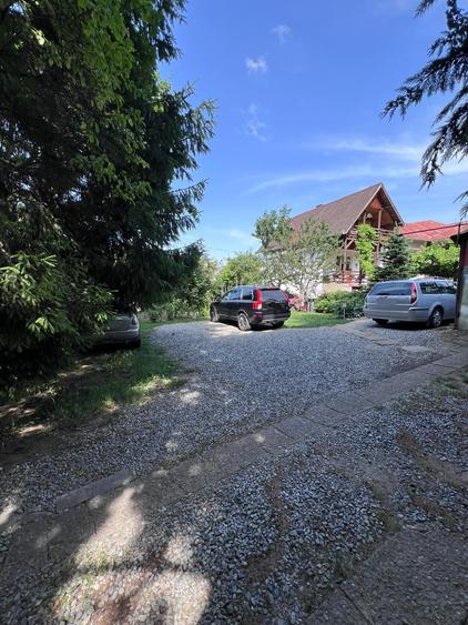 Vand casa in curte comuna in cartierul Zorilor