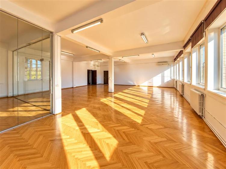 Spatiu birouri, cu 3 locuri parcare, Central, Brasov