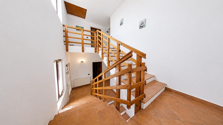 Casa spatioasa de inchiriat cu 5 camere in Zimandu Nou