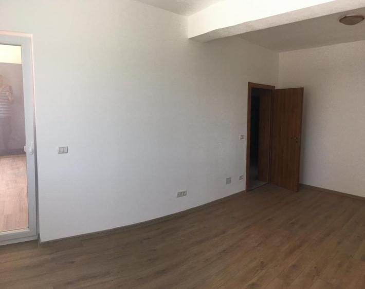 Direct proprietar.Apartament decomandat cu doua balcoane.Model deosebit