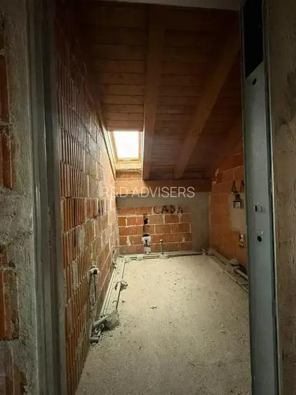 Casa 10 camere Nefinalizata 600 m Utili 2500 m Teren Padure 400 m - 12
