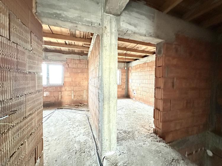 Duplex la roșu cu 5 camere, 127 mp utili 305 mp teren - Dumbravita