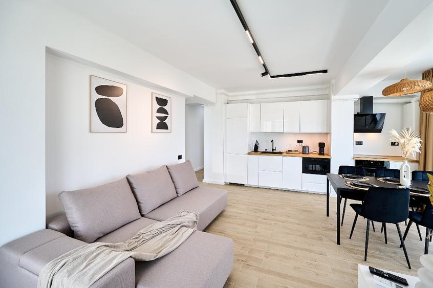 Ofer pentru inchiriere apartament 3 camere cu vedere frontala la mare