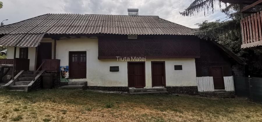 Vand casa la curte cu 2 cladiri anexe si teren
