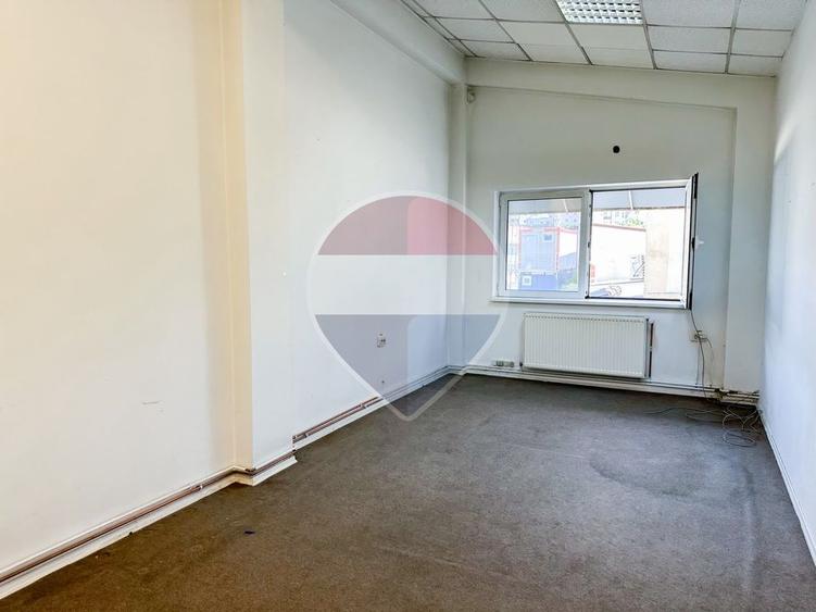 Spatiu comercial | doua cladiri, curte proprie | 300 mp |
