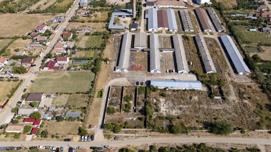Proprietate industrialǎ 3 hale, teren 12.190 mp