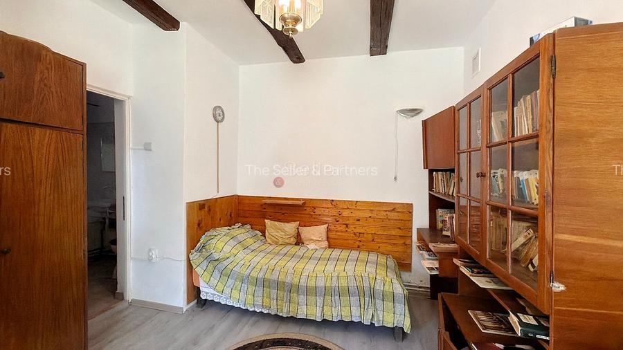 Casa saseasca traditionala La asfalt Curte generoasa
