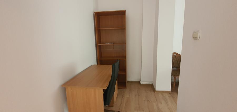 Inchiriez garsoniera la casa , zona Centrala (Str.9Mai),cu acces la o mica curte