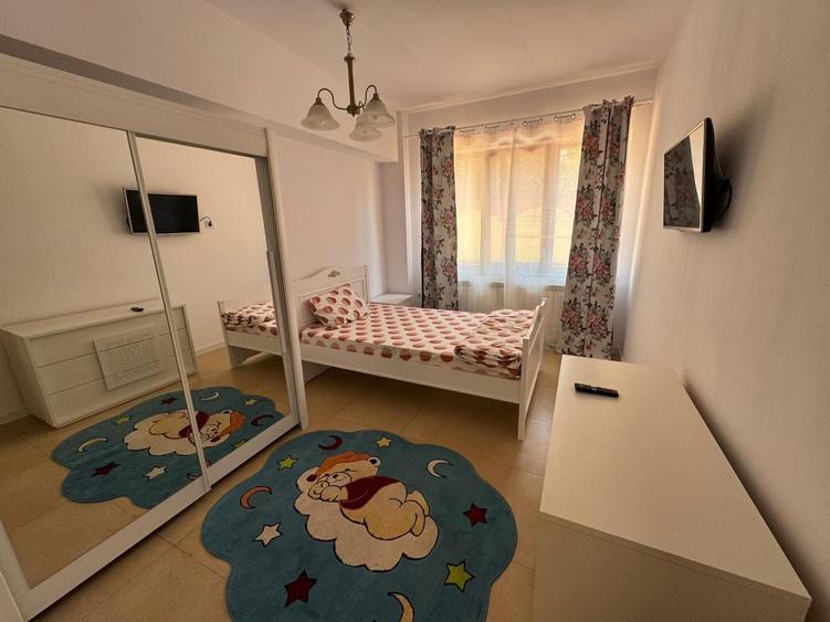 De închiriat apartament 3 camere 80 mp + curte privata 50 mp