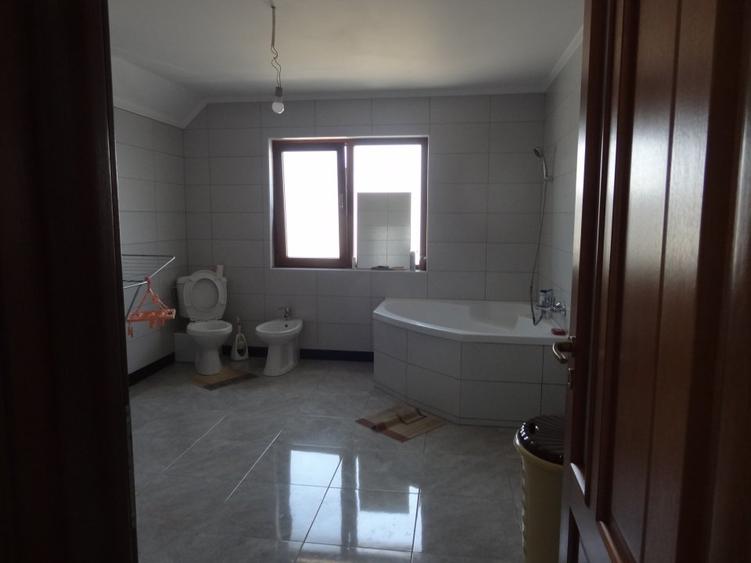 Valu lui Traian Vila 5 camere cu curte.