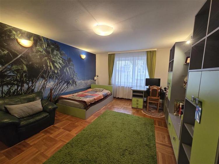 Vila versatila 7 camere + Garaj, Pivnita si Centrala Proprie, zona 1 Mai - Ion M