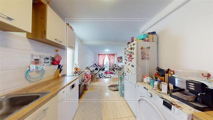 Apartament mobilat, 2 camere, 2 balcoane, loc de parcare -T. Ricci