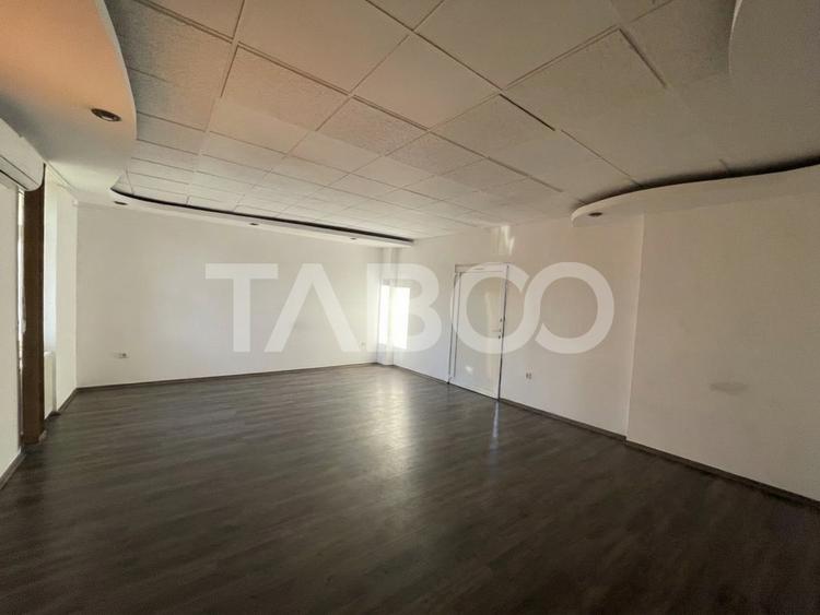 Spatiu comercial la strada 3 camere 150 mpu curte parcari Terezian