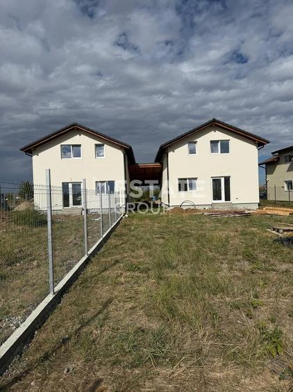 Duplex cu 4 camere despartit prin carport in Mosnita Noua!