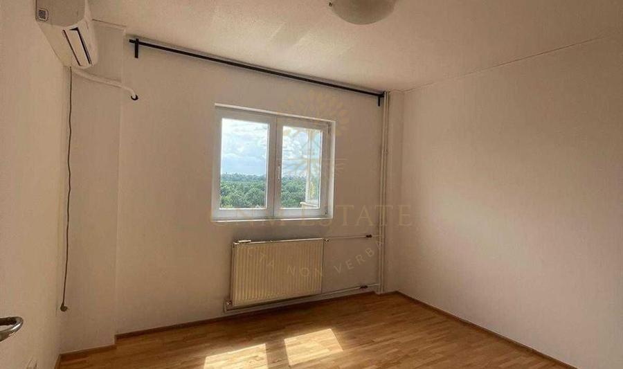 3 Camere / 2 bai / bloc 80/ Bdul Tineretului vis a vis Parc
