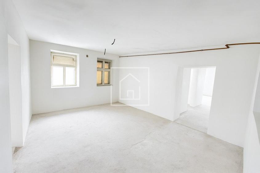 Apartament 4 camere 74 mp, curte si pivinta in Centrul Istoric SB