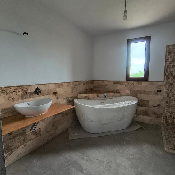 Casa in caramida  cu zidarie dubla pe toata circonferenta e planse in caramida