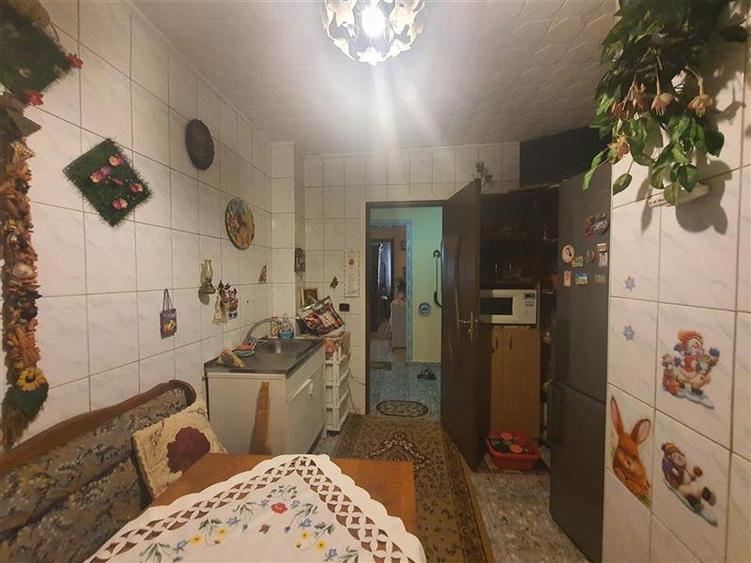 Apartament 3 camere decomandate de vanzare str. Republicii parter
