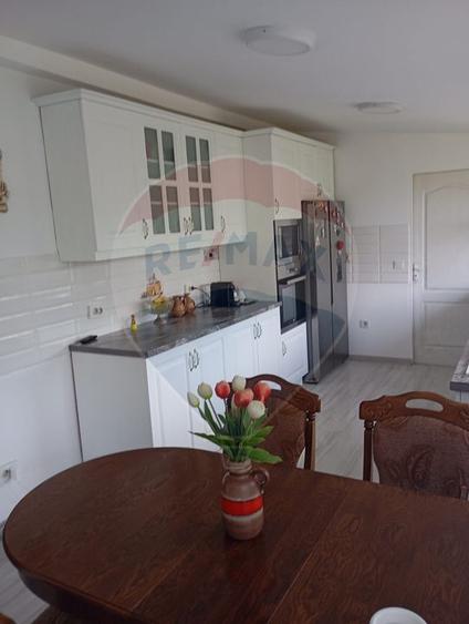 Casă / Vilă cu 7 camere de vânzare