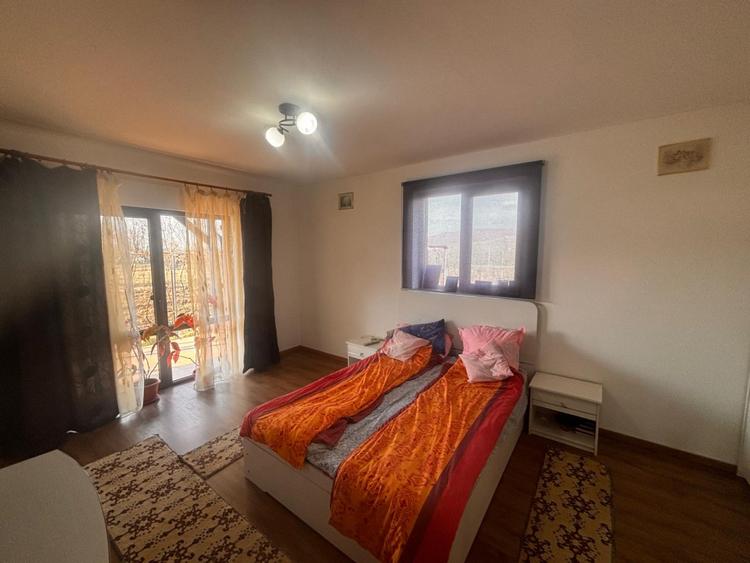 Casă spațioasă cu 3 dormitoare, două terase și două fronturi–15 km de Bistrita