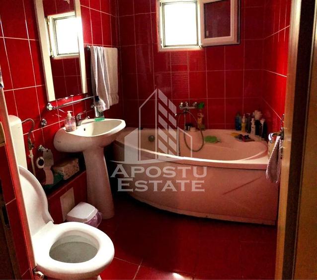 Apartament cu 4 camere, 2 bai, etaj intermediar, zona Soarelui