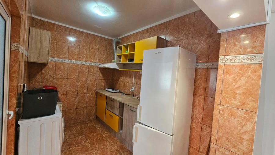 De închiriat 2 camere decomandate, etajul 2, Micro 21, Bloc stradal