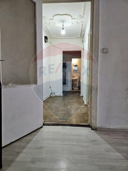 Apartament cu 2 camere decomandat de vanzare, etaj 1, zona Milcov