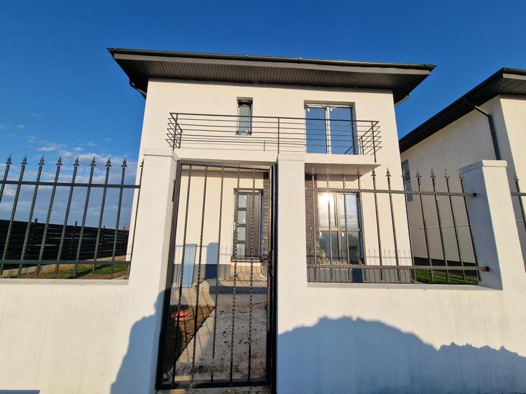 Casă 5 camere, mansardă, 140 mp, teren 350 mp