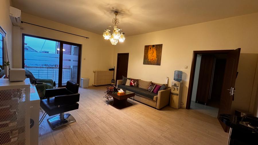Apartament mare, luminos, 50 metri de metrou.