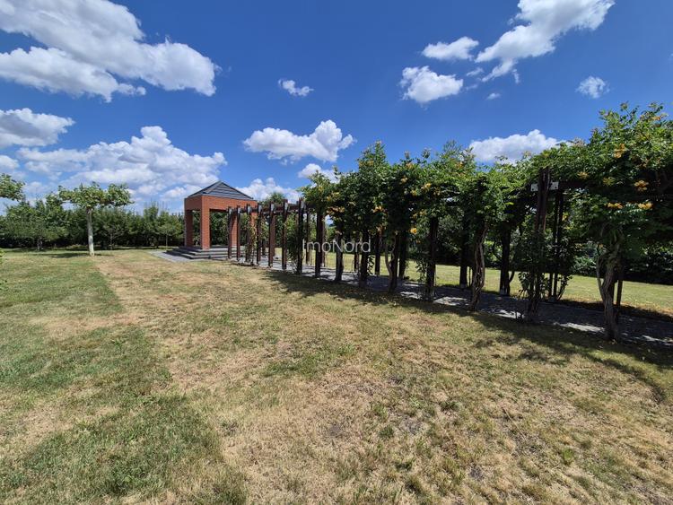 Proprietate exclusivistă cu 7.000 mp teren, piscină și multiple spații adiacente - 16