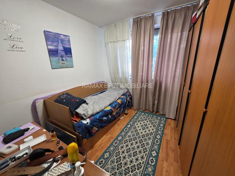 Liviu Rebreanu intersectie 1 Decembrie 1918, langa Auchan Titan, Poarta 4 - 16