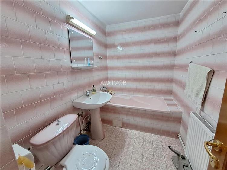 Apartament 3 camere decomandat , zona Nord-Bacau - 12